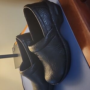 NWOT BOC black clogs size 6